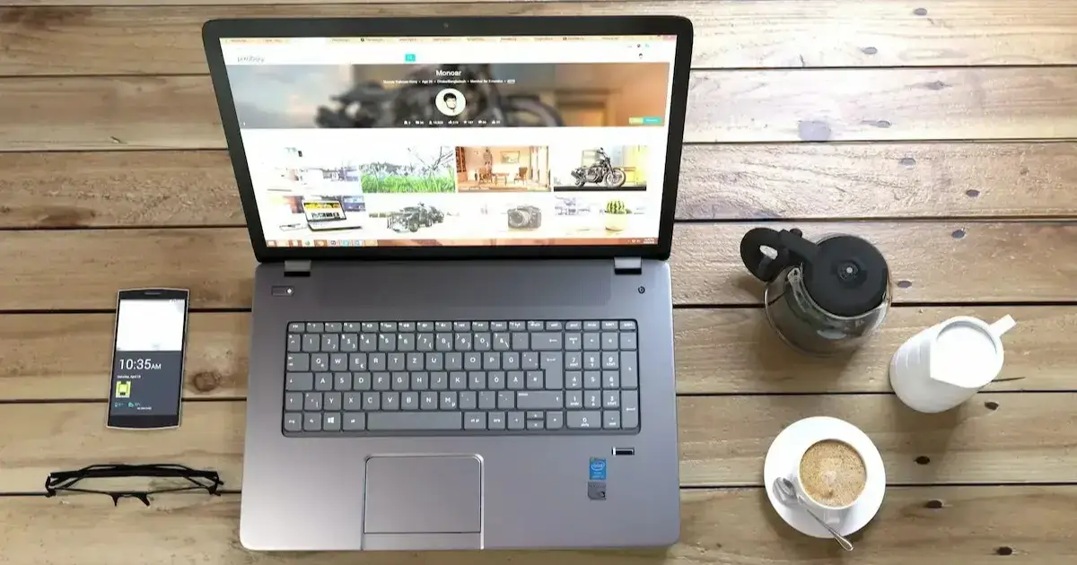 Работно бюро с лаптоп и чаша кафе